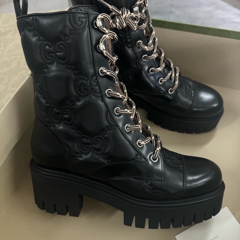 閒置新Gucci 古馳 黑色全皮 浮雕滿logo 馬丁靴 37.5