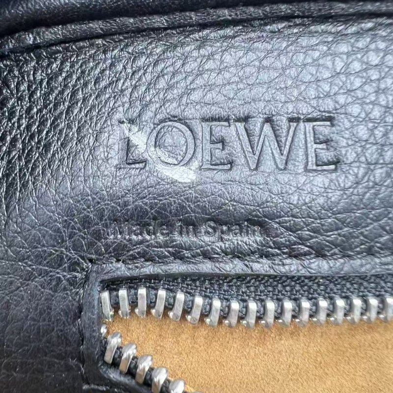 LOEWE Amazona 46 黑色全皮壓花旅行袋-25
