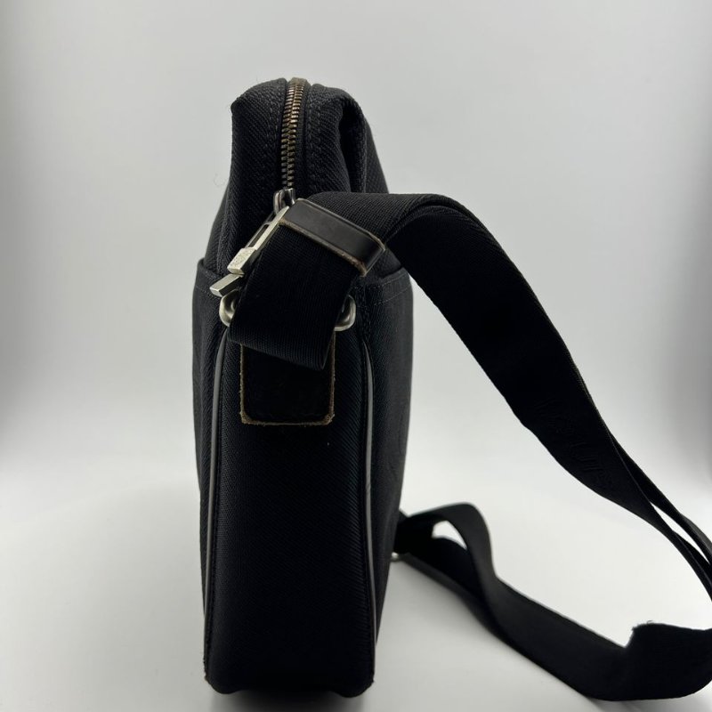 路易威登黑色帆布配皮單肩斜背兩用包-1