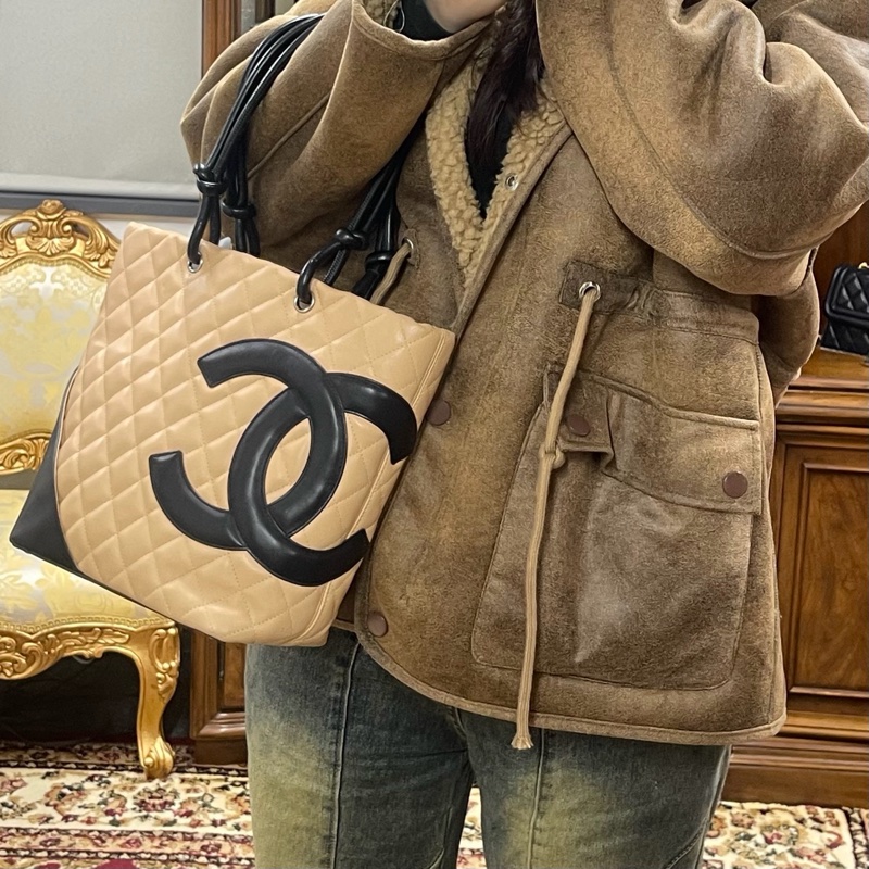 「JL 精品代購」  香奈兒奶茶色拼黑色康鵬菜籃子小號-1