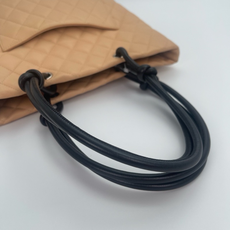 「JL 精品代購」  香奈兒奶茶色拼黑色康鵬菜籃子小號-11