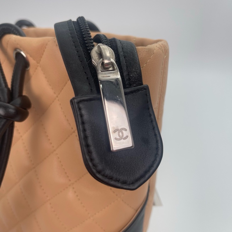 「JL 精品代購」  香奈兒奶茶色拼黑色康鵬菜籃子小號-13