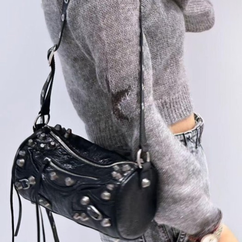 BALENCIAGA 新款 le Cagole 黑色 肩背包 斜背包 側背包 圓筒包全新購入67900   割愛42900 有防塵套紙袋-1