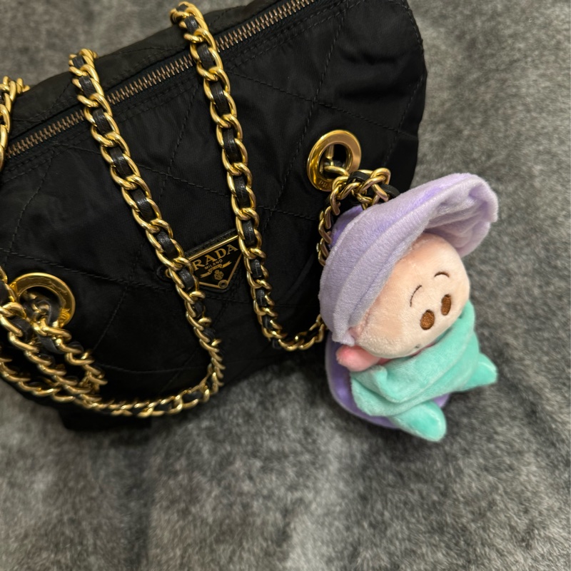 已售出❗️下殺最低價不留❤️‍🔥有entrupy鑑定證明❤️‍🔥新上架🖤9新✨PRADA降落傘流浪托特包中號25尺寸🖤有防塵袋/送娃娃吊飾/流浪包/托特包/鏈條包/肩背包/斜背包/側背包/Prada尼龍布包/詳情參考內文-7