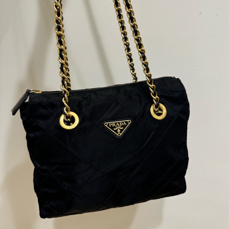 已售出❗️下殺最低價不留❤️‍🔥有entrupy鑑定證明❤️‍🔥新上架🖤9新✨PRADA降落傘流浪托特包中號25尺寸🖤有防塵袋/送娃娃吊飾/流浪包/托特包/鏈條包/肩背包/斜背包/側背包/Prada尼龍布包/詳情參考內文-8