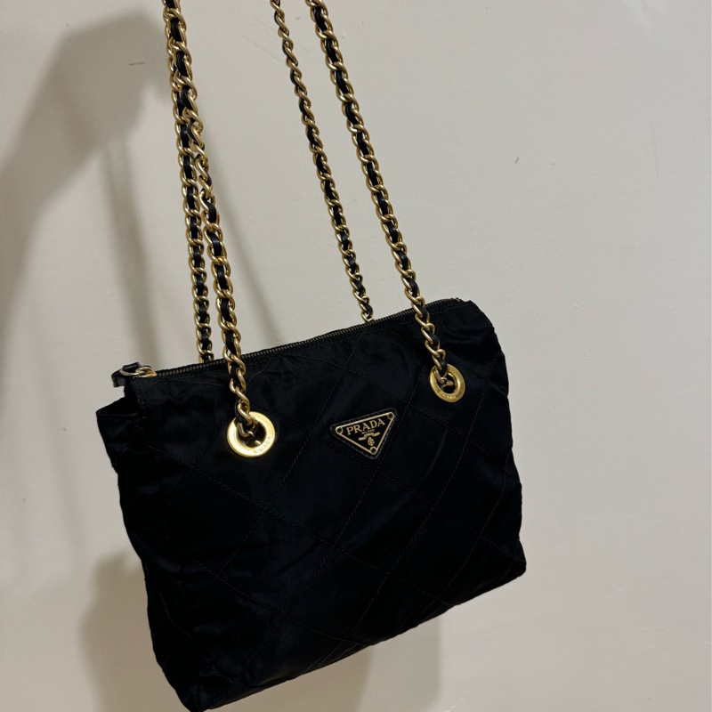 已售出❗️下殺最低價不留❤️‍🔥有entrupy鑑定證明❤️‍🔥新上架🖤9新✨PRADA降落傘流浪托特包中號25尺寸🖤有防塵袋/送娃娃吊飾/流浪包/托特包/鏈條包/肩背包/斜背包/側背包/Prada尼龍布包/詳情參考內文-64