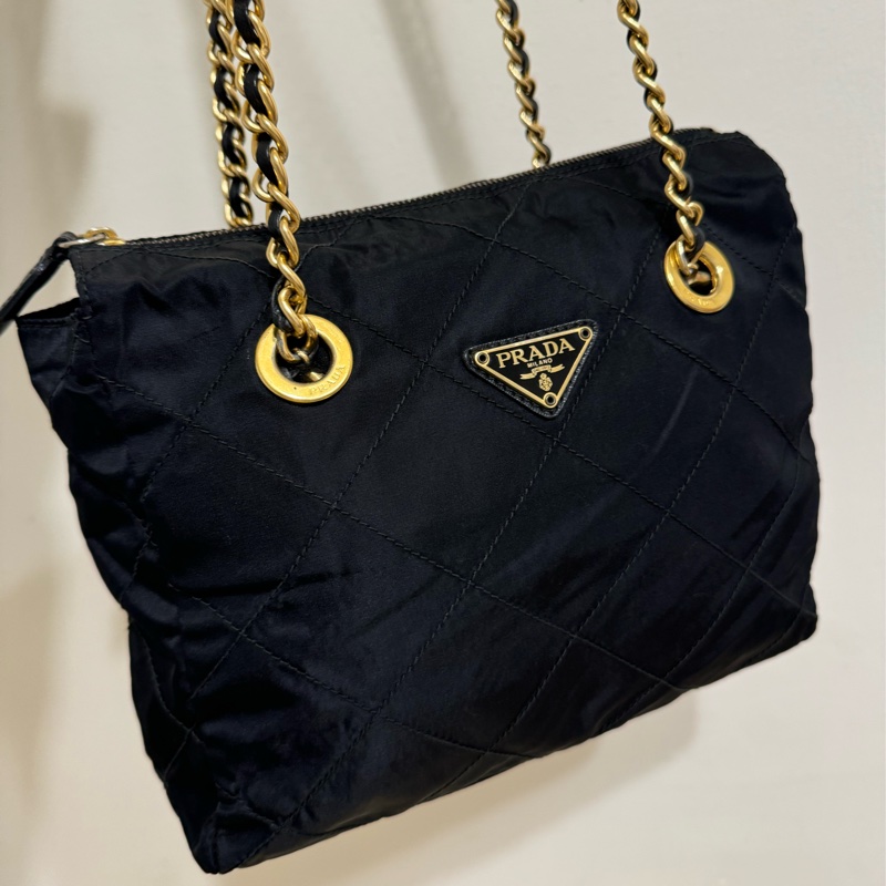 已售出❗️下殺最低價不留❤️‍🔥有entrupy鑑定證明❤️‍🔥新上架🖤9新✨PRADA降落傘流浪托特包中號25尺寸🖤有防塵袋/送娃娃吊飾/流浪包/托特包/鏈條包/肩背包/斜背包/側背包/Prada尼龍布包/詳情參考內文-65