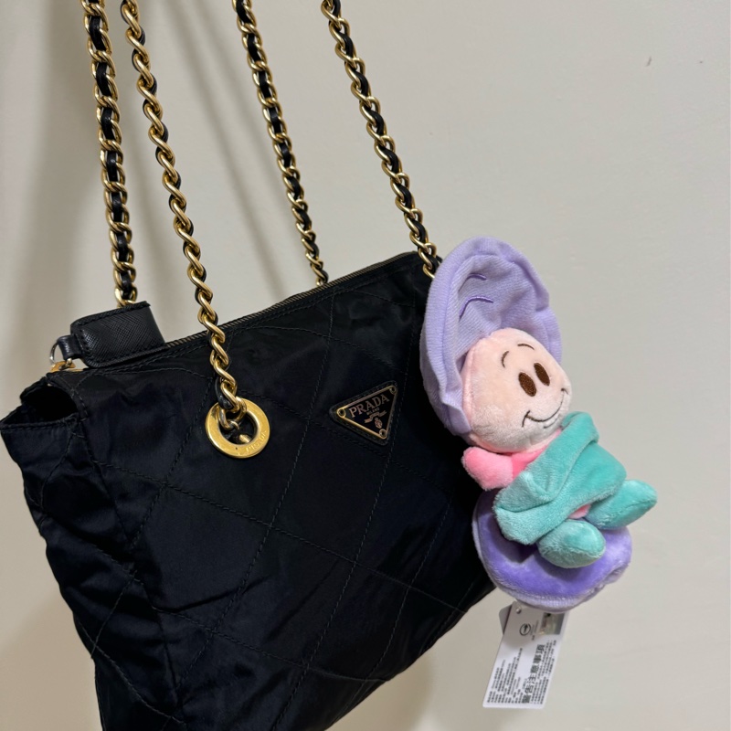 已售出❗️下殺最低價不留❤️‍🔥有entrupy鑑定證明❤️‍🔥新上架🖤9新✨PRADA降落傘流浪托特包中號25尺寸🖤有防塵袋/送娃娃吊飾/流浪包/托特包/鏈條包/肩背包/斜背包/側背包/Prada尼龍布包/詳情參考內文-66