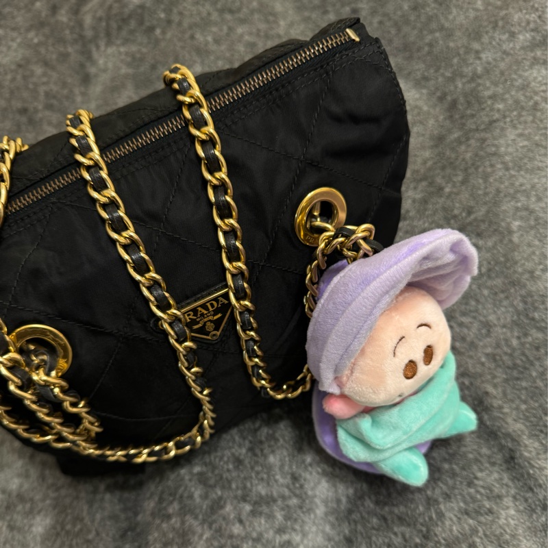 已售出❗️下殺最低價不留❤️‍🔥有entrupy鑑定證明❤️‍🔥新上架🖤9新✨PRADA降落傘流浪托特包中號25尺寸🖤有防塵袋/送娃娃吊飾/流浪包/托特包/鏈條包/肩背包/斜背包/側背包/Prada尼龍布包/詳情參考內文-67