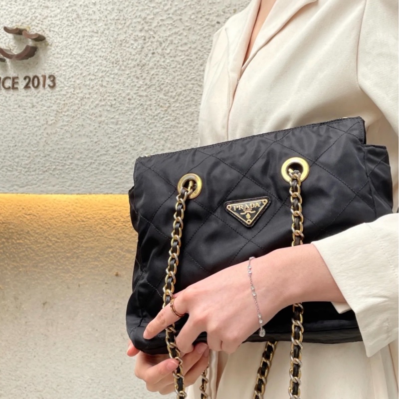 已售出❗️下殺最低價不留❤️‍🔥有entrupy鑑定證明❤️‍🔥新上架🖤9新✨PRADA降落傘流浪托特包中號25尺寸🖤有防塵袋/送娃娃吊飾/流浪包/托特包/鏈條包/肩背包/斜背包/側背包/Prada尼龍布包/詳情參考內文-68