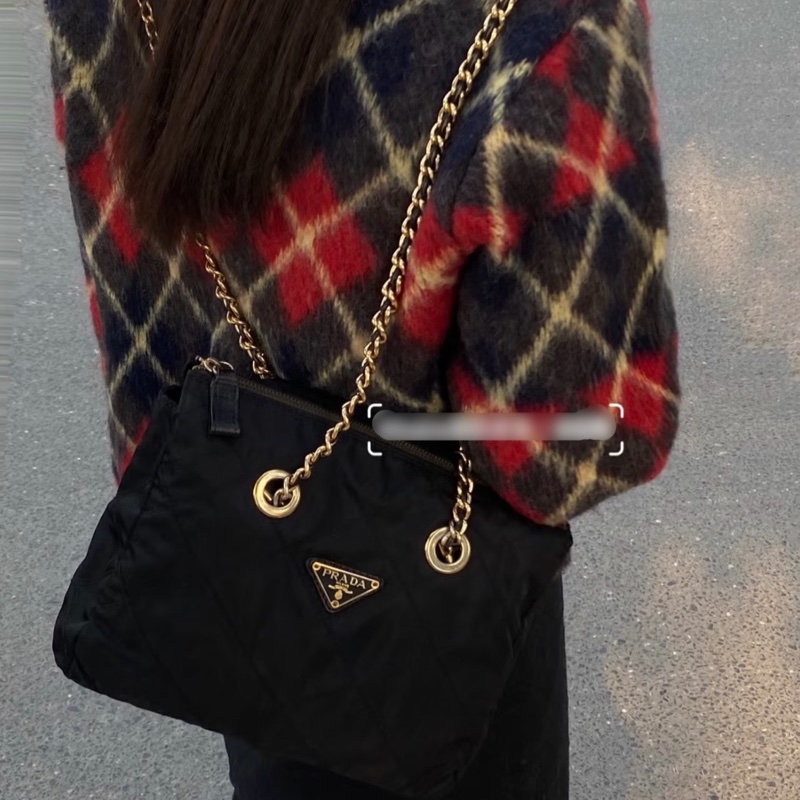 已售出❗️下殺最低價不留❤️‍🔥有entrupy鑑定證明❤️‍🔥新上架🖤9新✨PRADA降落傘流浪托特包中號25尺寸🖤有防塵袋/送娃娃吊飾/流浪包/托特包/鏈條包/肩背包/斜背包/側背包/Prada尼龍布包/詳情參考內文-69