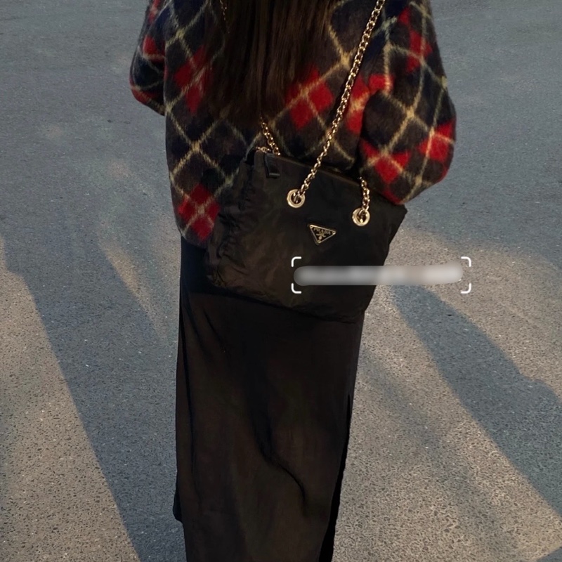 已售出❗️下殺最低價不留❤️‍🔥有entrupy鑑定證明❤️‍🔥新上架🖤9新✨PRADA降落傘流浪托特包中號25尺寸🖤有防塵袋/送娃娃吊飾/流浪包/托特包/鏈條包/肩背包/斜背包/側背包/Prada尼龍布包/詳情參考內文-70