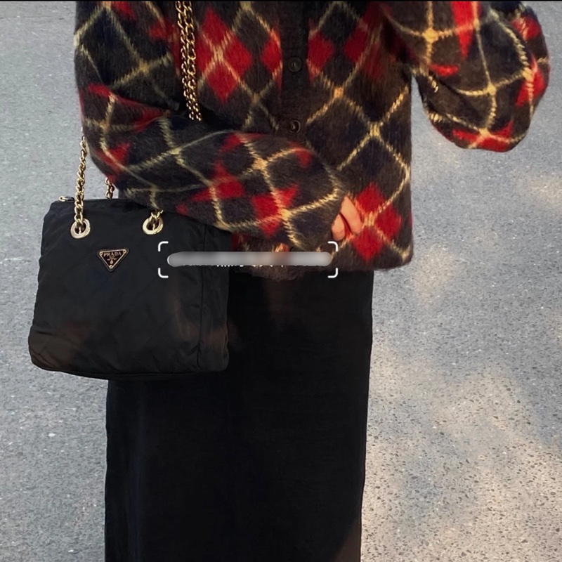 已售出❗️下殺最低價不留❤️‍🔥有entrupy鑑定證明❤️‍🔥新上架🖤9新✨PRADA降落傘流浪托特包中號25尺寸🖤有防塵袋/送娃娃吊飾/流浪包/托特包/鏈條包/肩背包/斜背包/側背包/Prada尼龍布包/詳情參考內文-71