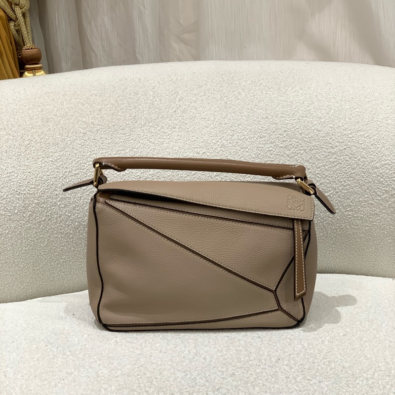 98新LOEWE羅意威 Puzzle 幾何線條造型 拉鍊開合 粒面小牛皮 沙色 斜挎單肩手提包 女款 拼色 尺寸：25x11x15。無附件-0