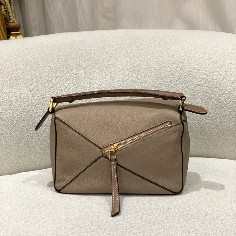 98新LOEWE羅意威 Puzzle 幾何線條造型 拉鍊開合 粒面小牛皮 沙色 斜挎單肩手提包 女款 拼色 尺寸：25x11x15。無附件-1