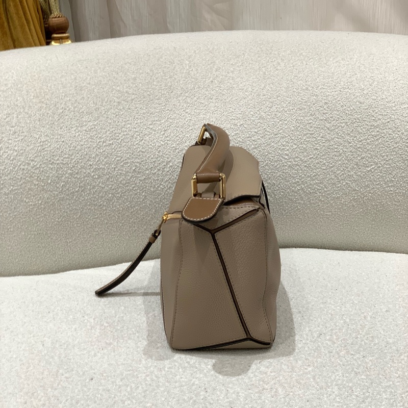 98新LOEWE羅意威 Puzzle 幾何線條造型 拉鍊開合 粒面小牛皮 沙色 斜挎單肩手提包 女款 拼色 尺寸：25x11x15。無附件-3