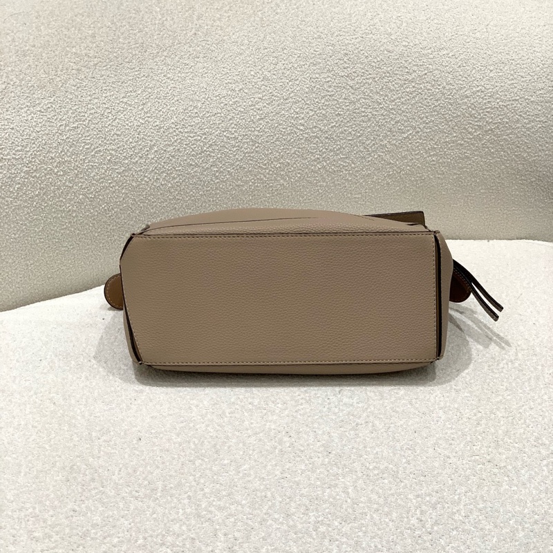 98新LOEWE羅意威 Puzzle 幾何線條造型 拉鍊開合 粒面小牛皮 沙色 斜挎單肩手提包 女款 拼色 尺寸：25x11x15。無附件-4