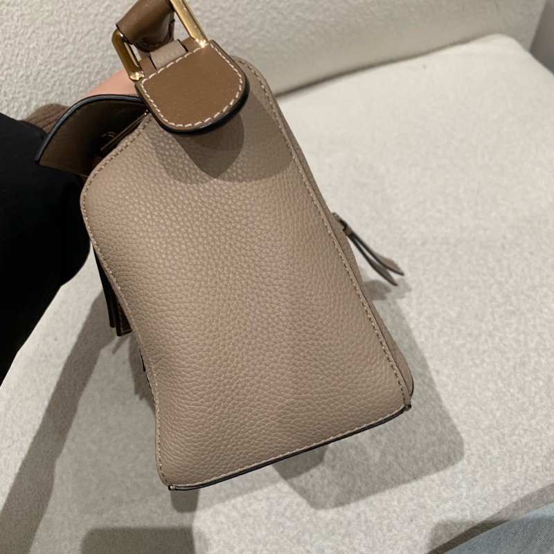 98新LOEWE羅意威 Puzzle 幾何線條造型 拉鍊開合 粒面小牛皮 沙色 斜挎單肩手提包 女款 拼色 尺寸：25x11x15。無附件-8