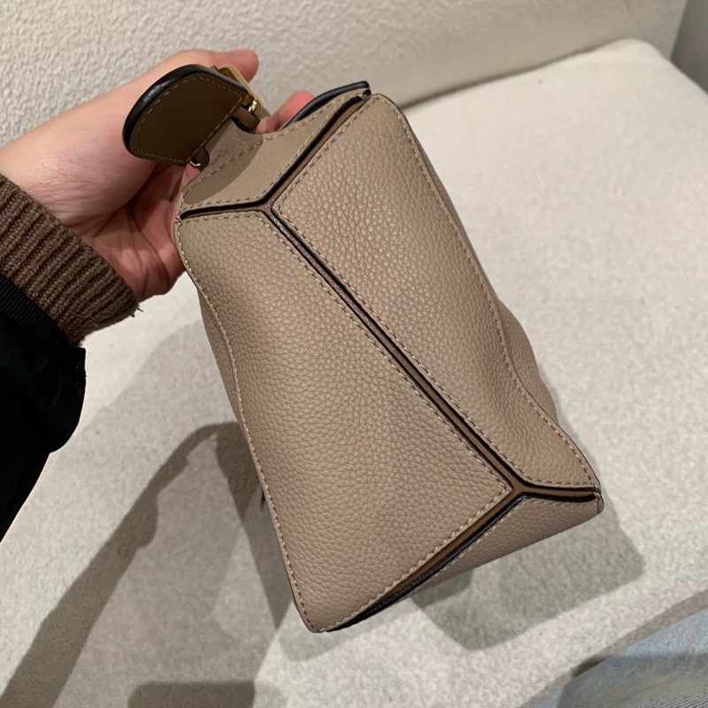 98新LOEWE羅意威 Puzzle 幾何線條造型 拉鍊開合 粒面小牛皮 沙色 斜挎單肩手提包 女款 拼色 尺寸：25x11x15。無附件-9