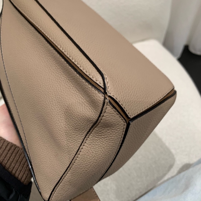 98新LOEWE羅意威 Puzzle 幾何線條造型 拉鍊開合 粒面小牛皮 沙色 斜挎單肩手提包 女款 拼色 尺寸：25x11x15。無附件-10