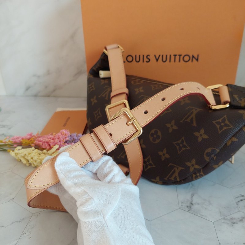 LV M43644 Bumbag🌈現品實拍 🌈Monogram老花字紋 腰包 斜背包 胸口包-49