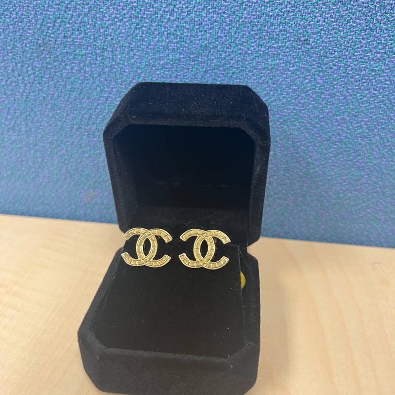 Chanel金方格logo夾式耳環-1