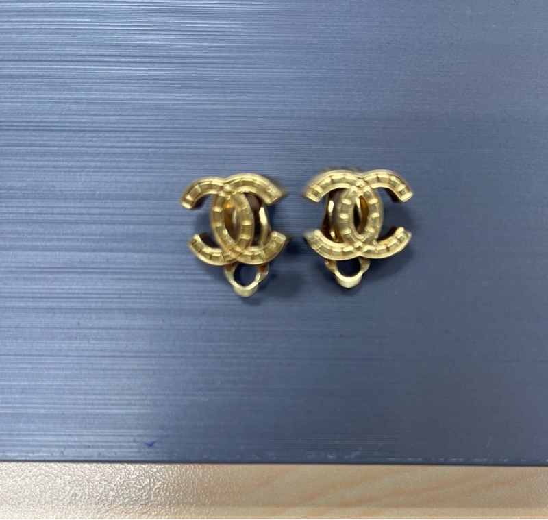 Chanel金方格logo夾式耳環-5
