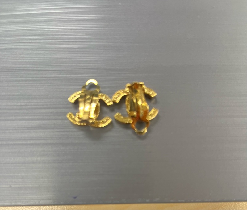 Chanel金方格logo夾式耳環-6