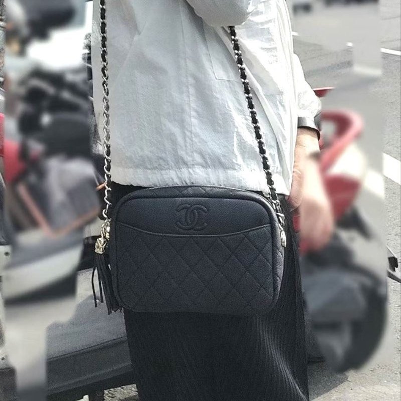 CHANEL(近新) 小牛皮及金色金屬 18B🌈現品實拍 🌈 Shoulder Bag金扣鏈帶肩背/斜背包-5