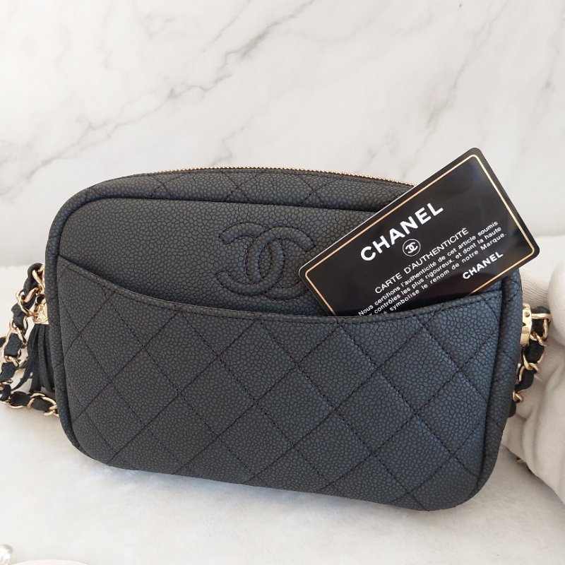 CHANEL(近新) 小牛皮及金色金屬 18B🌈現品實拍 🌈 Shoulder Bag金扣鏈帶肩背/斜背包-10
