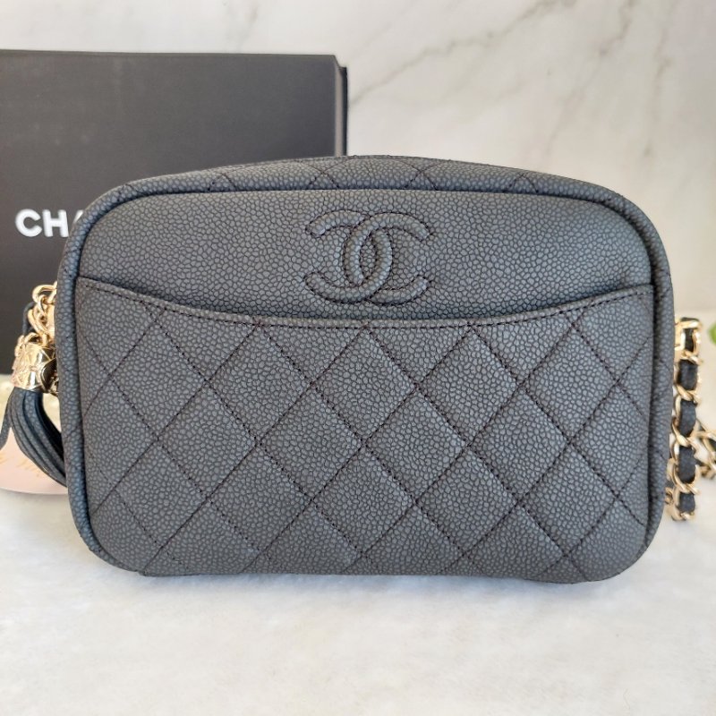 CHANEL(近新) 小牛皮及金色金屬 18B🌈現品實拍 🌈 Shoulder Bag金扣鏈帶肩背/斜背包-21