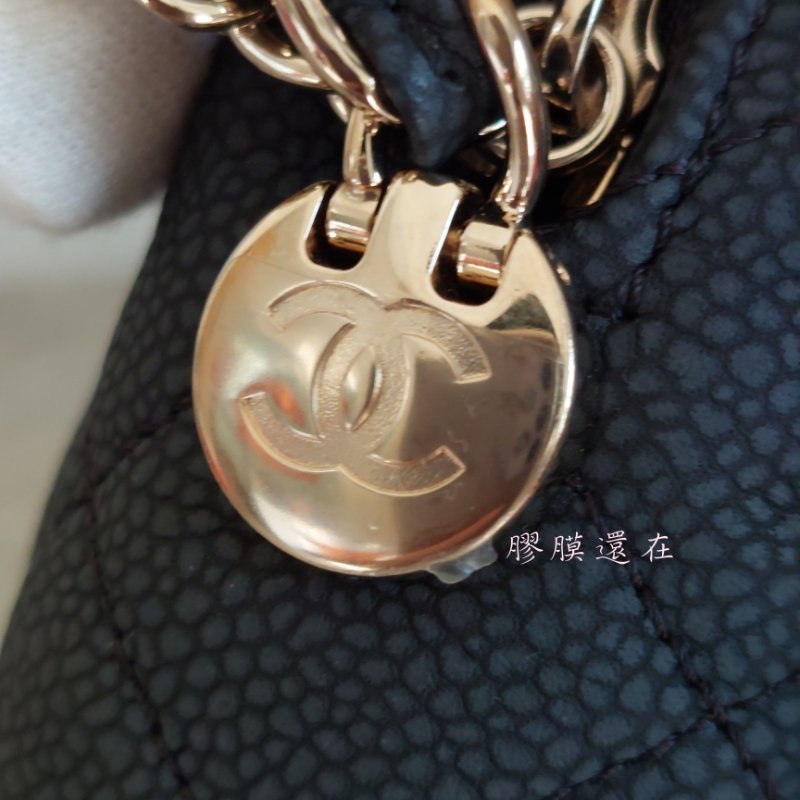 CHANEL(近新) 小牛皮及金色金屬 18B🌈現品實拍 🌈 Shoulder Bag金扣鏈帶肩背/斜背包-22