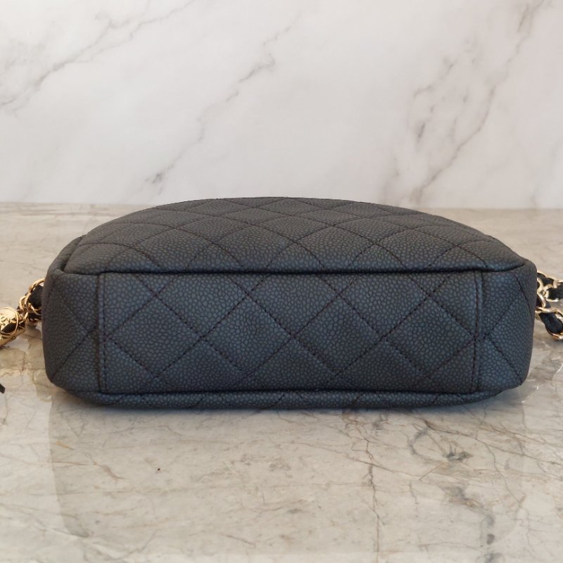 CHANEL(近新) 小牛皮及金色金屬 18B🌈現品實拍 🌈 Shoulder Bag金扣鏈帶肩背/斜背包-23