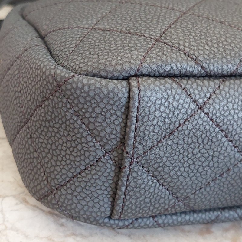 CHANEL(近新) 小牛皮及金色金屬 18B🌈現品實拍 🌈 Shoulder Bag金扣鏈帶肩背/斜背包-24