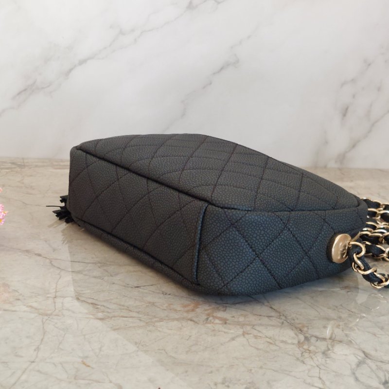 CHANEL(近新) 小牛皮及金色金屬 18B🌈現品實拍 🌈 Shoulder Bag金扣鏈帶肩背/斜背包-26