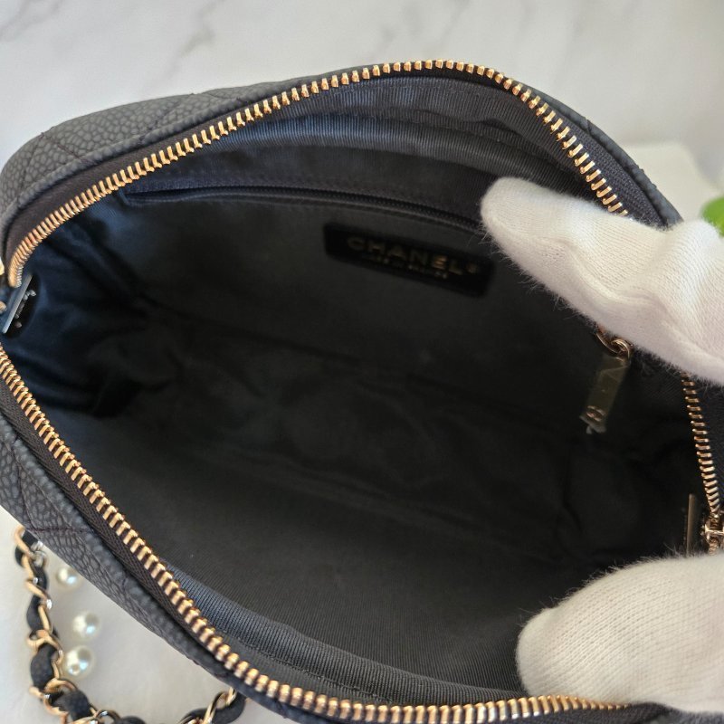 CHANEL(近新) 小牛皮及金色金屬 18B🌈現品實拍 🌈 Shoulder Bag金扣鏈帶肩背/斜背包-28