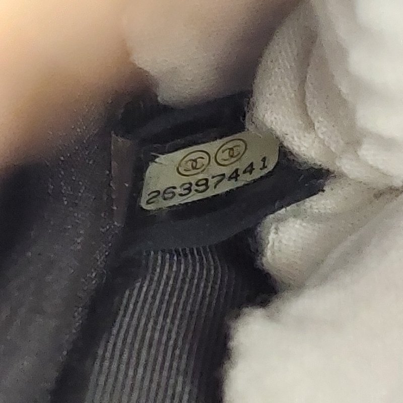 CHANEL(近新) 小牛皮及金色金屬 18B🌈現品實拍 🌈 Shoulder Bag金扣鏈帶肩背/斜背包-32