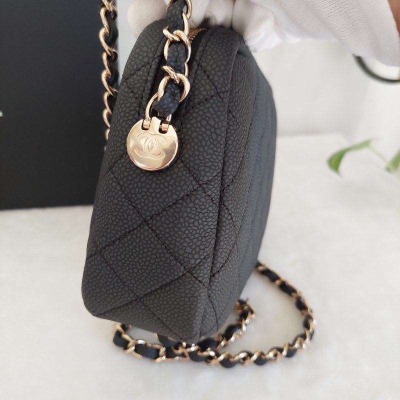 CHANEL(近新) 小牛皮及金色金屬 18B🌈現品實拍 🌈 Shoulder Bag金扣鏈帶肩背/斜背包-35