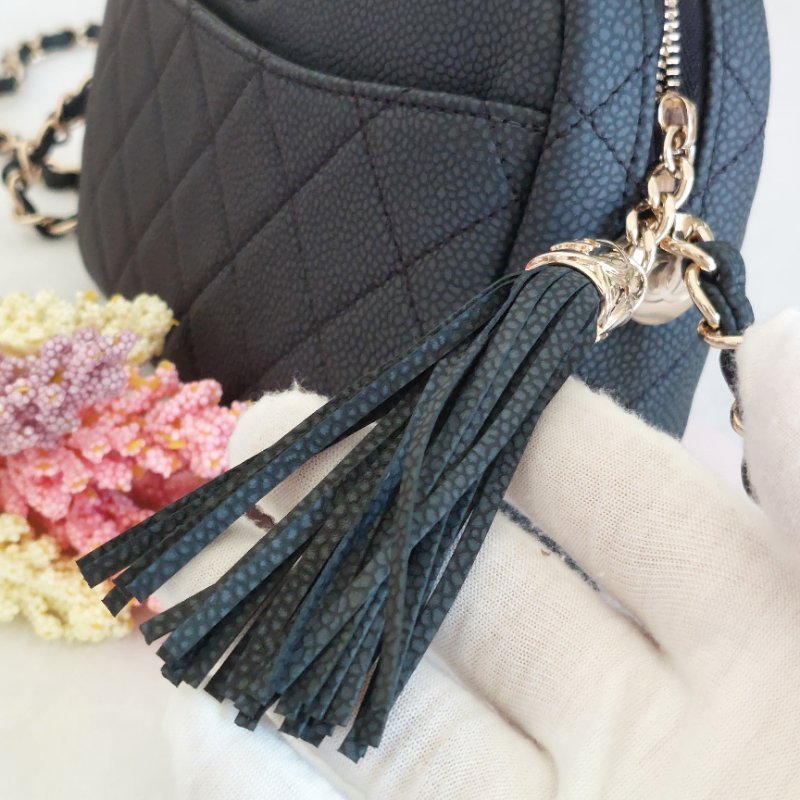 CHANEL(近新) 小牛皮及金色金屬 18B🌈現品實拍 🌈 Shoulder Bag金扣鏈帶肩背/斜背包-44