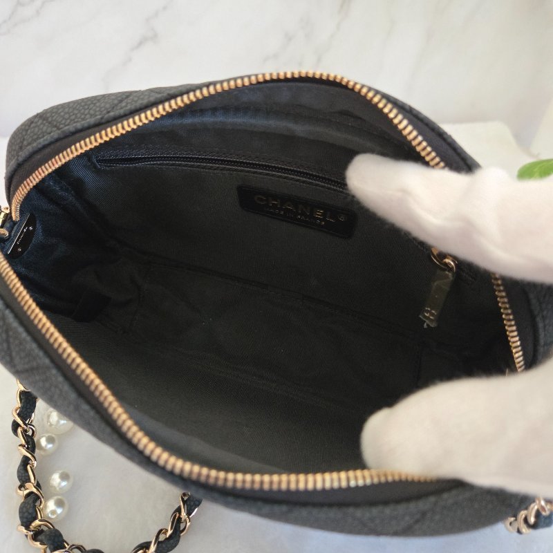 CHANEL(近新) 小牛皮及金色金屬 18B🌈現品實拍 🌈 Shoulder Bag金扣鏈帶肩背/斜背包-56