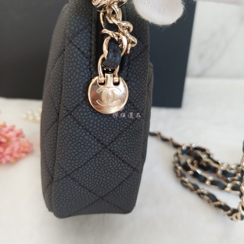 CHANEL(近新) 小牛皮及金色金屬 18B🌈現品實拍 🌈 Shoulder Bag金扣鏈帶肩背/斜背包-70