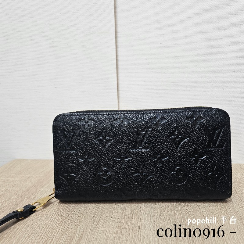 [專櫃價5折甜出❣️耐看好物看到別猶豫！] LV黑壓紋金釦拉鏈長夾-0