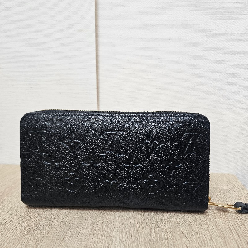 [專櫃價5折甜出❣️耐看好物看到別猶豫！] LV黑壓紋金釦拉鏈長夾-1