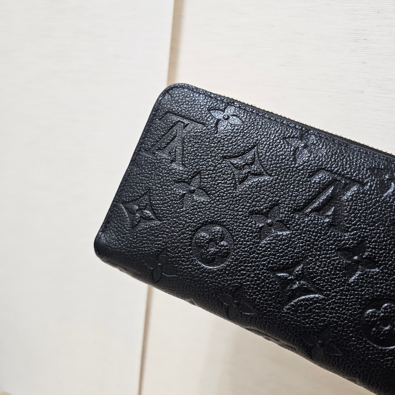 [專櫃價5折甜出❣️耐看好物看到別猶豫！] LV黑壓紋金釦拉鏈長夾-2