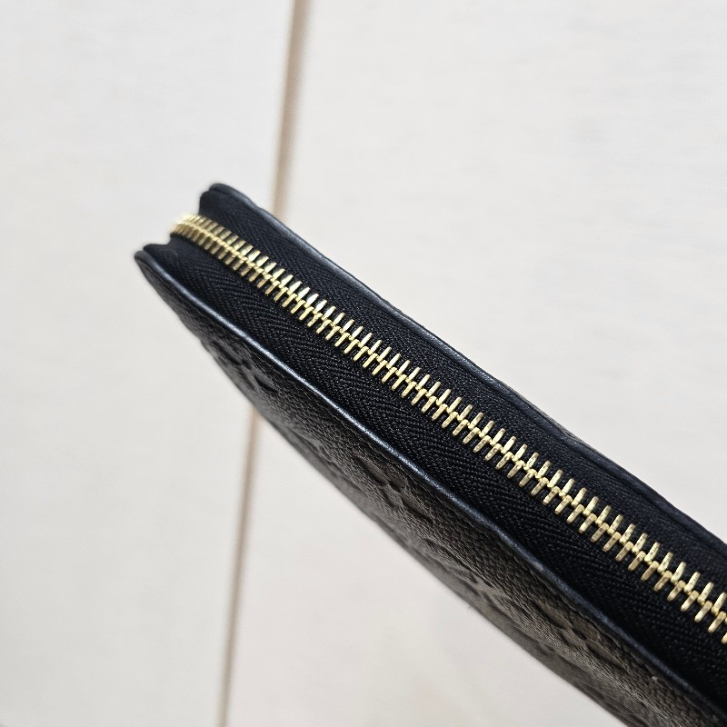 [專櫃價5折甜出❣️耐看好物看到別猶豫！] LV黑壓紋金釦拉鏈長夾-3