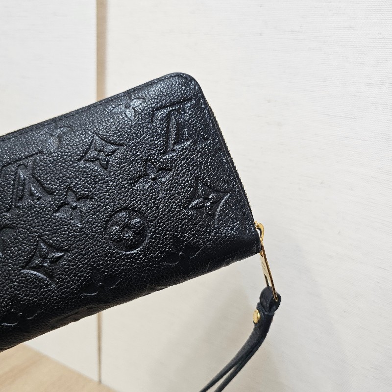 [專櫃價5折甜出❣️耐看好物看到別猶豫！] LV黑壓紋金釦拉鏈長夾-4