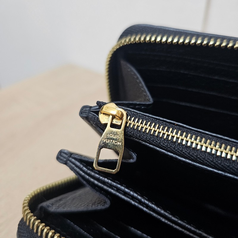 [專櫃價5折甜出❣️耐看好物看到別猶豫！] LV黑壓紋金釦拉鏈長夾-9
