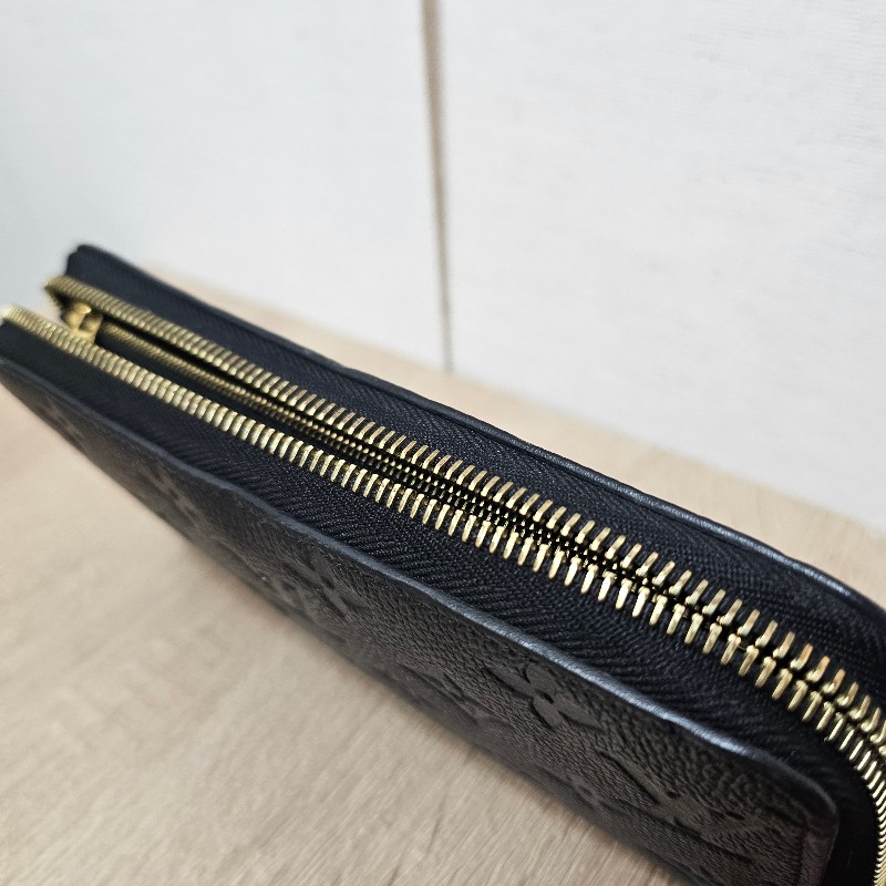 [專櫃價5折甜出❣️耐看好物看到別猶豫！] LV黑壓紋金釦拉鏈長夾-14