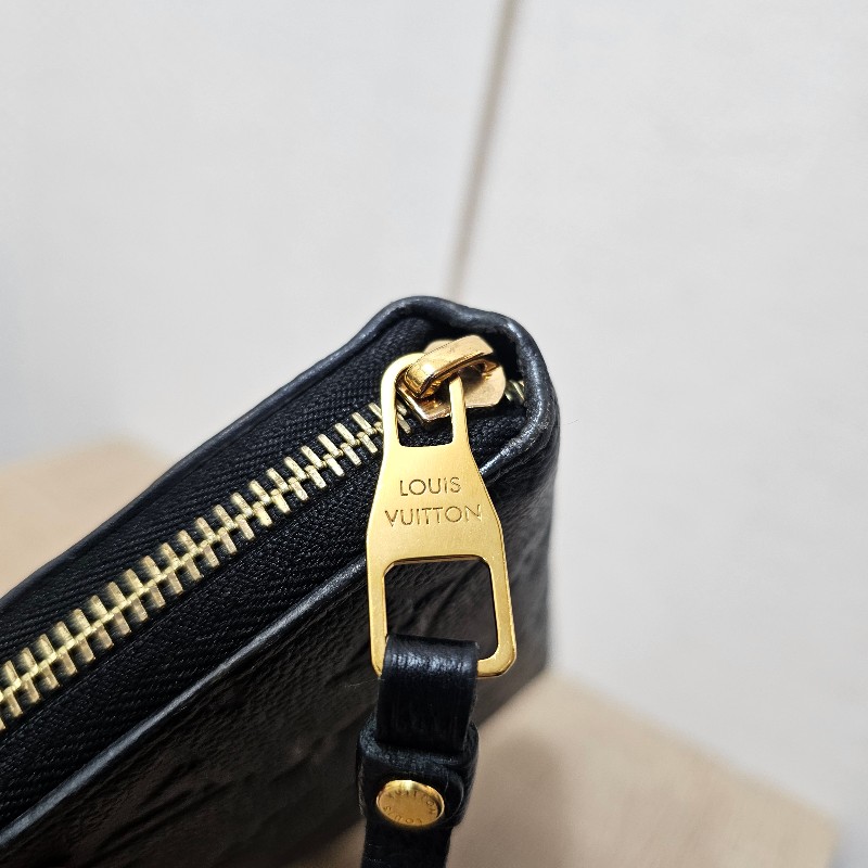 [專櫃價5折甜出❣️耐看好物看到別猶豫！] LV黑壓紋金釦拉鏈長夾-19