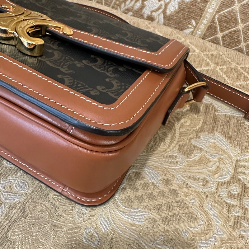 Celine PVC咖牛皮金釦Teen Triomphe下蓋斜背包 188882BZ4.04LU-6